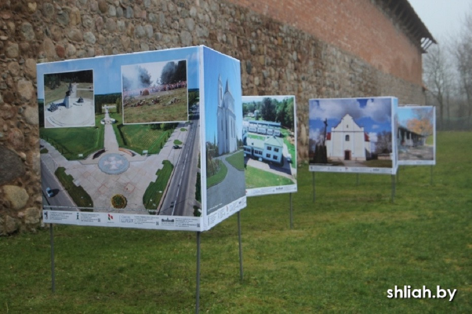 «Сморгонщина туристическая»: возле Кревского замка разместилась новая фотовыставка