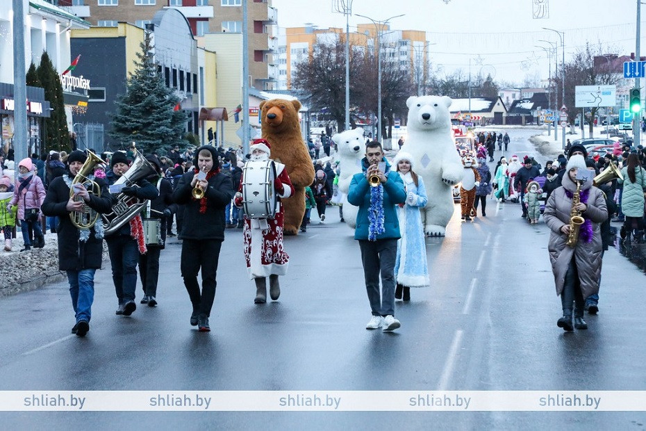 В Сморгони прошел парад-шествие новогодних персонажей