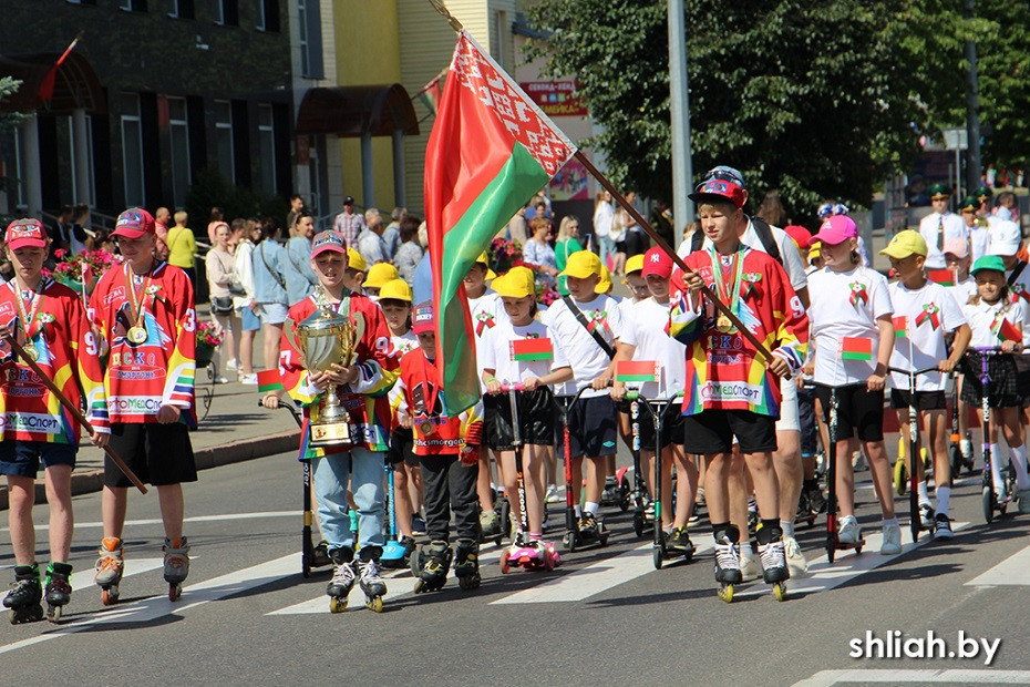 Празднование Дня Независимости Республики Беларусь началось с торжественного шествия по главной улице города