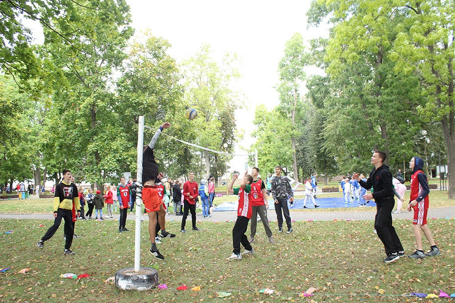 Единство на спортивных площадках в парке Сморгони