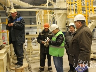 
Главный технический инспектор труда посетил в Сморгони строящийся объект по производству пеллет
