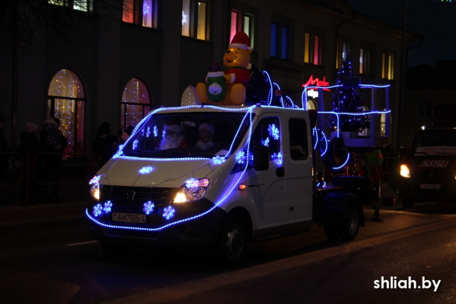 В Сморгони прошел красочный парад-шествие новогодних персонажей