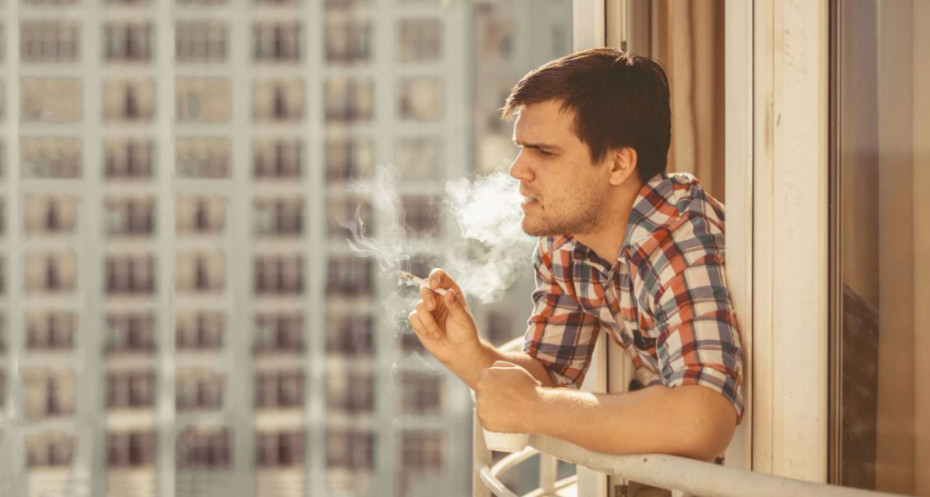 Курение на балконах, или весенний «урожай курильщиков»