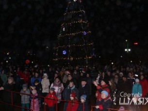 Сморгонцы отмечают Новый, 2022 год, на центральной площади города (фоторепортаж)