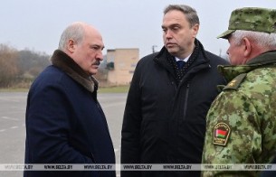 
Александр Лукашенко приехал к беженцам в ТЛЦ возле 