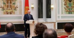 Александр Лукашенко вручил государственные награды заслуженным деятелям
