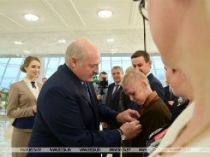 Александр Лукашенко вручил награды Роме Когодовскому и спасшим его медикам